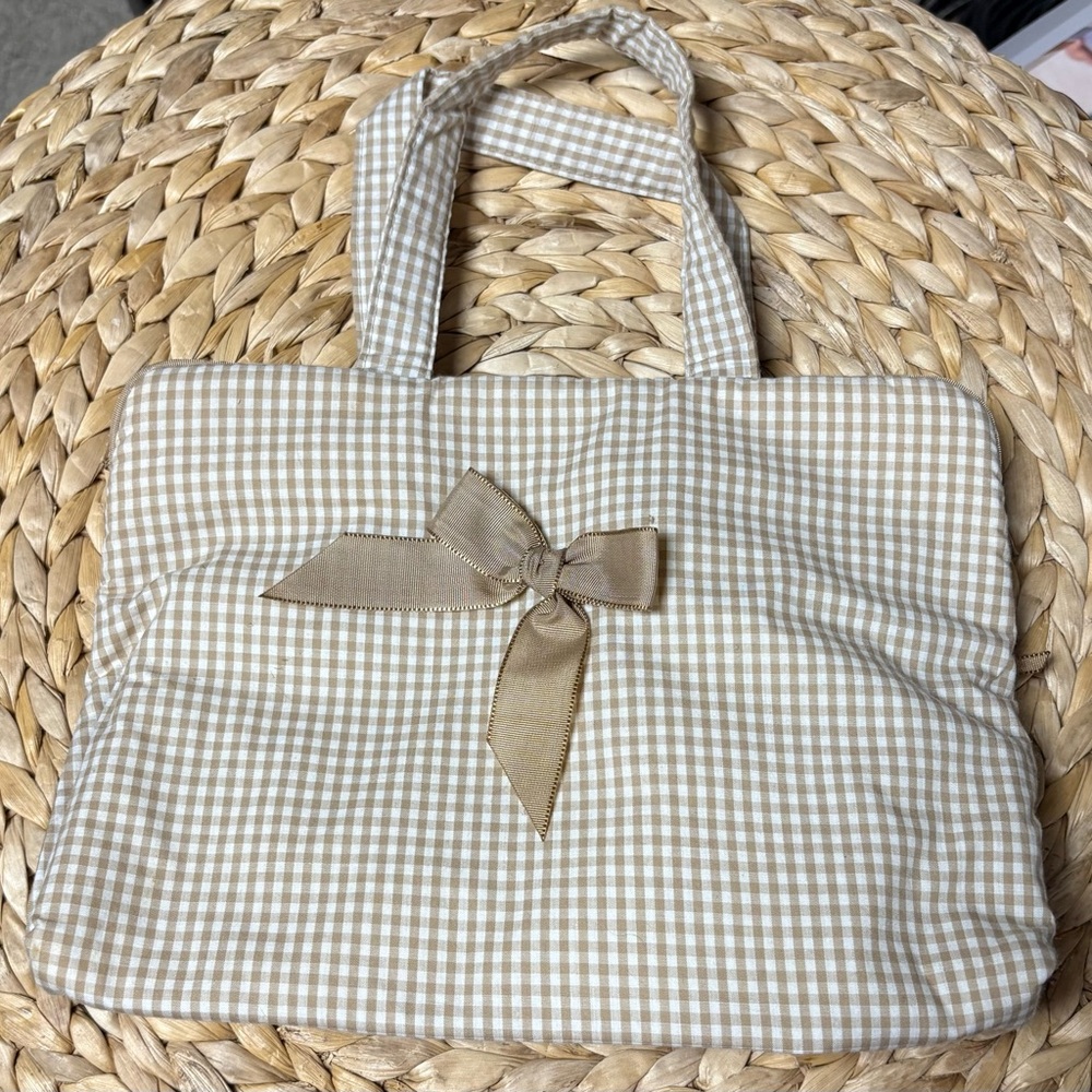 Oscar De La Renta toiletry travel case